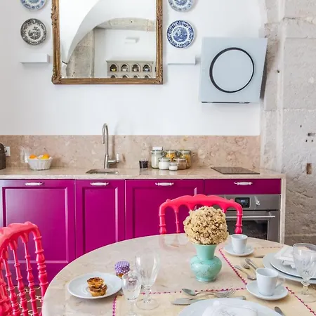 Plum Guide - Pretty In Pink Lisbon